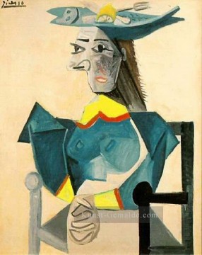  sitzen - Frau Sitzen au chapeau poisson 1942 kubist Pablo Picasso